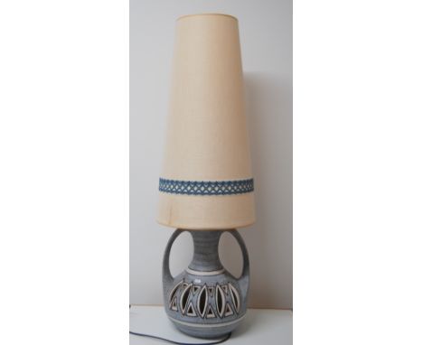 MID CENTURY MOTTLE GLAZED 2 HANDLED POTTERY FLOOR LAMP WITH ILLUMINATED BASE AND ORIGINAL LINEN CONICLE SHADE.