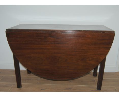 GEORGE III SOLID MAHOGANY OVAL GATE LEG DINING TABLE. 106.5CM WIDE.