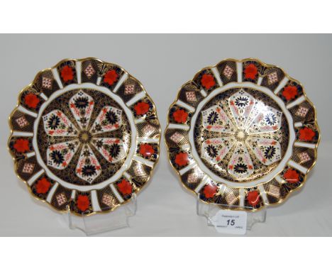 2 FIRST QUALITY ROYAL CROWN DERBY FLUTED IMARI PLATES BOTH NUMBERED 1128 AND DATES XL11 (1979) & XL111 (1980), 21.5CM DIAMETE