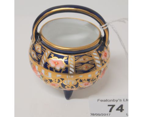 FIRST QUALITY ROYAL CROWN DERBY IMARI PATTERNED MINIATURE CAULDRON, CYPHER DATE CODE 1911.