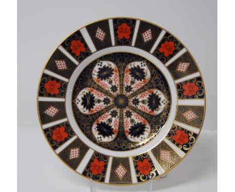 FIRST QUALITY ROYAL CROWN DERBY OLD IMARI SGB NO.1128 PLATE, DATE CODE LIX (1996), 21.5CM DIAMETER.