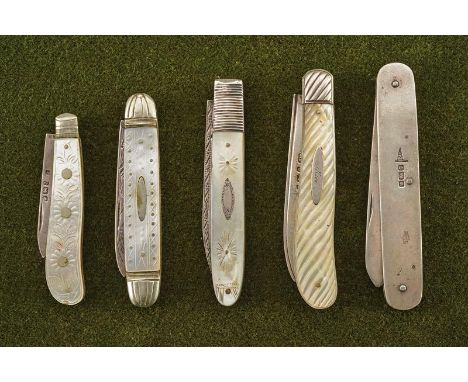 dating: End of 19th beginning of 20th Century provenance: England, Blades with stamps, engraved mother-of-pearl grip scales, 