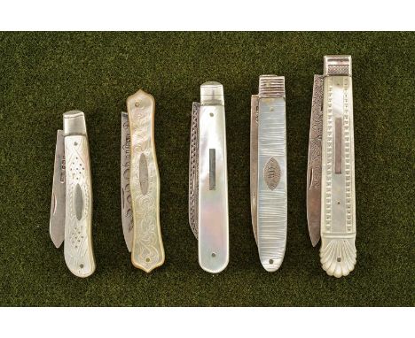 dating: End of 19th beginning of 20th Century provenance: England, Blades with stamps, engraved mother-of-pearl grip scales. 