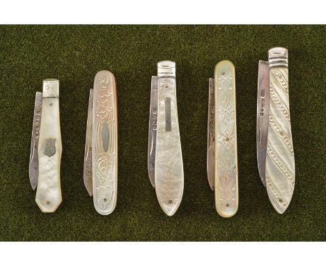 dating: End of 19th beginning of 20th Century provenance: England, Blades with stamps, engraved mother-of-pearl grip scales. 