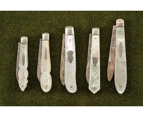 dating: End of 19th beginning of 20th Century provenance: England, Blades with stamps, engraved mother-of-pearl grip scales. 