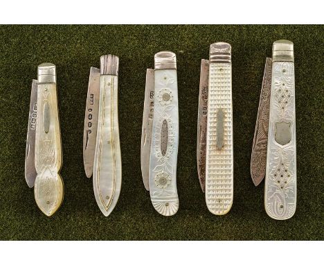 dating: End of 19th beginning of 20th Century provenance: England, Blades with stamps, engraved mother-of-pearl grip scales. 