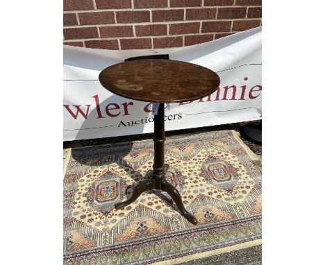 Queen Anne walnut candle stand (early 18th century) circular top above a slender ring-turned support, upon a tripod base [hei