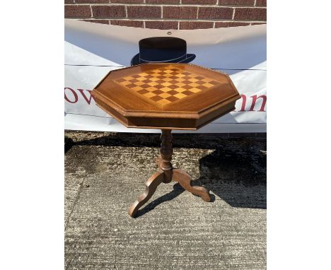 Single pedestal chess board top table [69x59x59cm] 