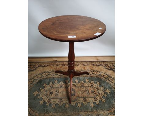 A Georgian pedestal table with circular top, supported on a tripod vase 