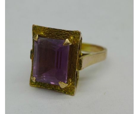 A 9ct gold and amethyst coloured stone ring, 6.3g, M