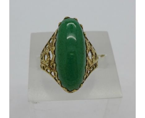 A 9ct gold and jade ring, 4.5g, P