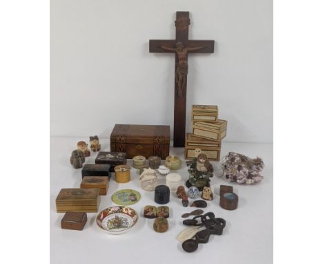 Mixed collectables to include various trinket boxes, some made from soapstone and others along with an inlaid jewellery box, 