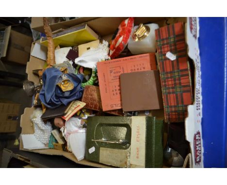 Mixed Lot: Assorted vintage and bygone items