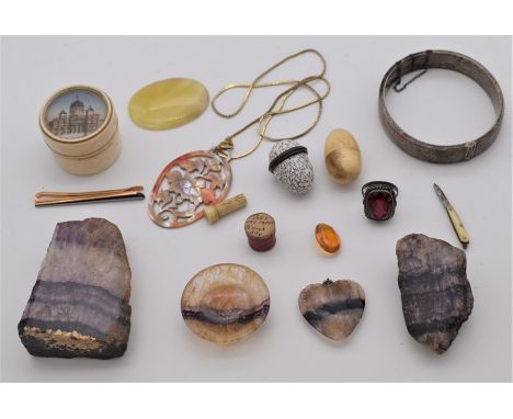 A collection of items to include two Blue John loose gems, miniature bowl and heart pendant, combined total gross weight appr