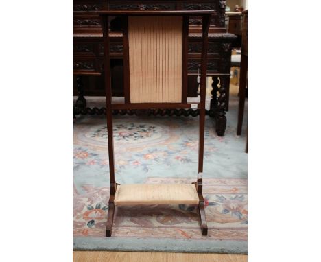 An Edwardian mahogany face screen, the top panel lifting up from the centre, raised on splayed feet, 86cm high, 40cm wide
