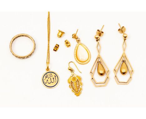 A collection of gold and yellow metal jewellery to include a 18ct gold and enamel pendant, the disk inscribed in Arabic blue 