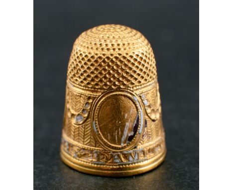 A late 18th century, 22ct gold, black and white enamel thimble,: inscribed 'un gage d'amitie' (a token of friendship), total 