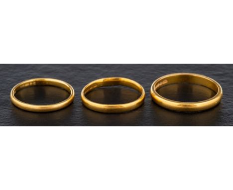 Three 22ct gold bands,: ring sizes L1/2, M and R, total weight ca. 8.4gms.
