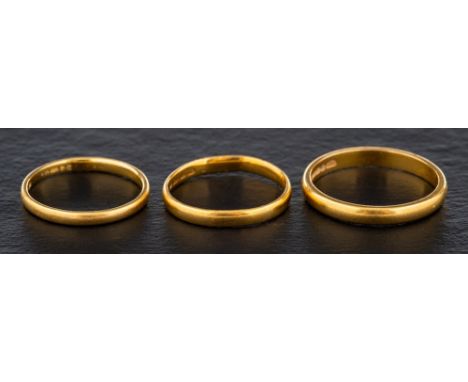 Three 22ct gold bands,: ring sizes L1/2, M and R, total weight ca. 8.4gms.