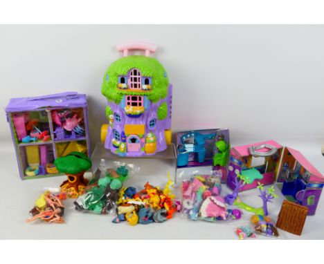 Disney - Mattel - Polly Pocket - Winnie the pooh - A pair of Polly Pocket sets from cira 2000 including Trendy TownHouse (#B2