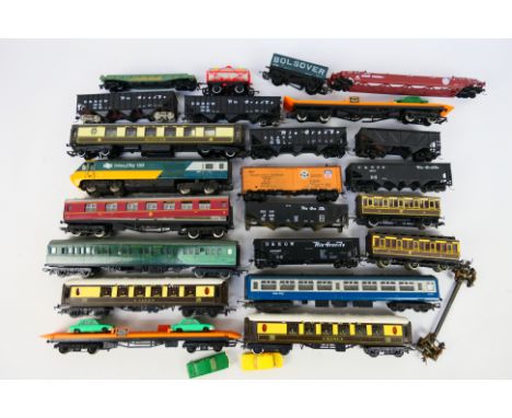 Stewart Hobbies - Hornby - Others - An unboxed group of OO / HO gauge passenger and freight rolling stock. Lot includes Stewa
