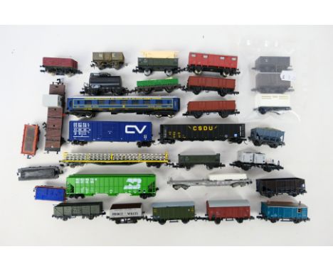 Lima - Peco -Trix - Roco - Other - 30 unboxed items of mainly N gauge items of rolling stock. Lot includes Roco intermodal wa