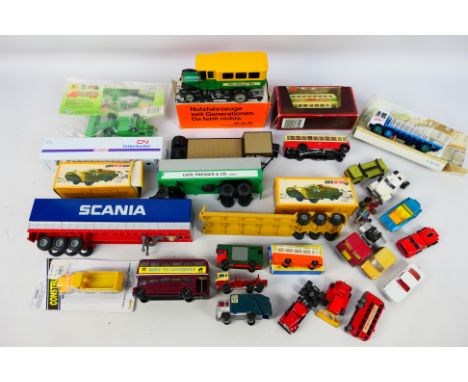 Matchbox - Airfix - Others - An mixed collection of boxed and unboxed diecast and plastic model vehicles in several scales. L