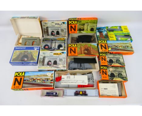 Pola - Kibri - Brawa - Model Railways - A pair of N Gauge rolling stock Covered Freight Cars (#67205 and #1311K) both in exce