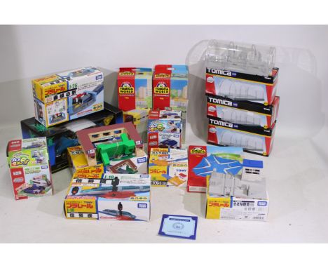 Solido - Tomy - Diecast - An assortment of 14 Tomica World railway items including Cross Road (#7520), Signal Lights (#J-10),
