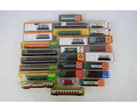 Minitrix - Roco - Arnold - Model Railways - A collection of 26 N Gauge European coaches and similar rolling stock including D