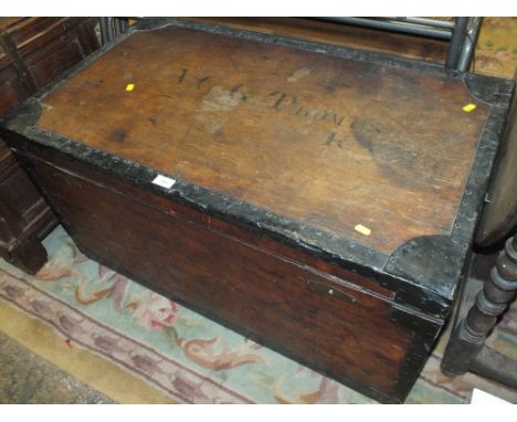 AN ANTIQUE HARDWOOD BANDED TRAVELLING TRUNK WITH LEAD LINING S/D H-53 W-100 D-57 CM - WITH PROVENANCE BELONGING TO A.G.G THOM