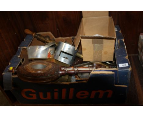 A BOX OF ASSORTED CLOCK MOVEMENTS AND PARTS
