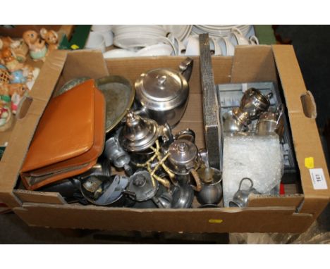 A TRAY OF ASSORTED METALWARE TO INCLUDE VINTAGE BRASS AND PEWTER EXAMPLES 