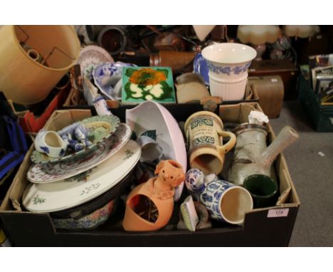 TWO TRAYS OF ASSORTED CERAMICS TO INCLUDE A MINTON STYLE TILE, WEDGWOOD ETC