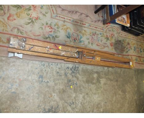 A VINTAGE ARTIST'S EASEL 