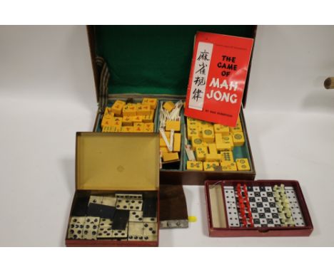 A VINTAGE LEATHER CASED MAH - JONG SET TOGETHER WITH A TRAVELLING CHESS SET AND A SET OF DOMINOES A/F 