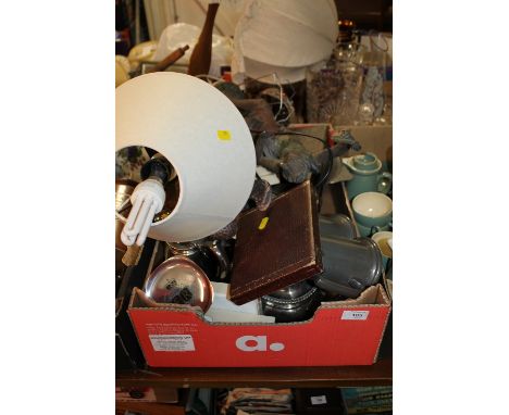 A TRAY OF ASSORTED METALWARE TO INCLUDE A SILVER PLATED TEAPOT ETC