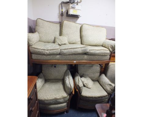 A MODERN ERCOL UPHOLSTERED COTTAGE STYLE THREE PIECE SUITE WITH FOOTSTOOL