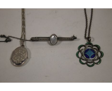 A SILVER MOONSTONE BAR BROOCH TOGETHER WITH A SILVER AND ENAMEL PENDANT AND A LOCKET ON A CHAIN