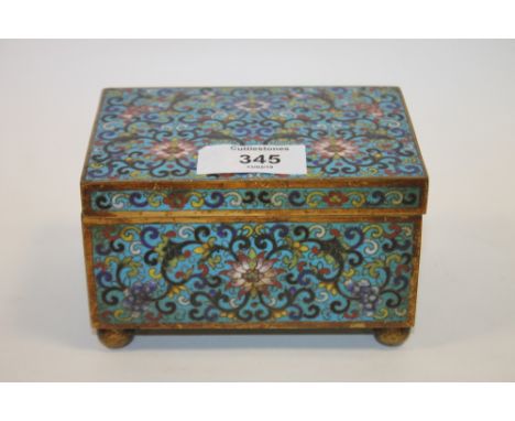 AN ORIENTAL CLOISSONE LIDDED TRINKET BOX RAISED UPON BUN FEET 