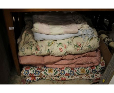 A SELECTION OF VINTAGE QUILTS AND BLANKETS ETC