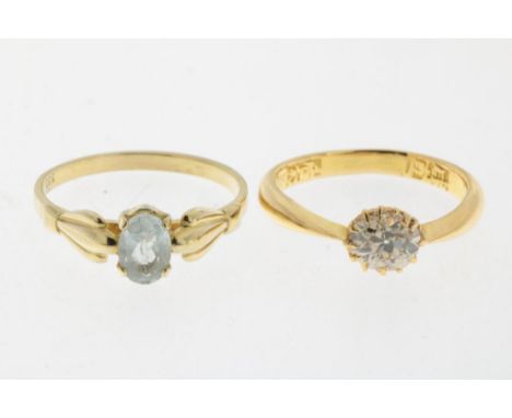   Twee geelgouden ringen respectievelijk bezet met een oud briljant  slijpsel, licht getinte diamant, diameter ca. 5 mm, en e