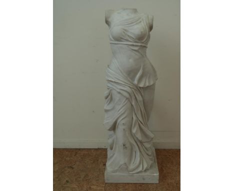   Kapitale witmarmeren sculptuur naar voorbeeld van 'De gevleugelde  Nikè van Samothrake', h.99 cm.        Capital white marb