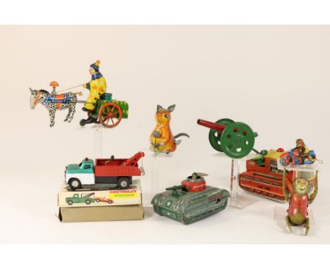   Lot van 8 blikken mechanisch speelgoed, w.o. tank, aapje en  tractor, 50-er jaren.          