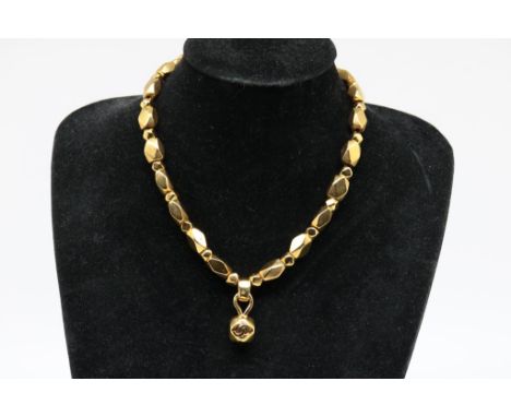   Goudkleurige Chanel collier met CC logo, costume jewellery,  gemerkt: 98 A, l. 45 cm. in doos        Gold toned Chanel neck