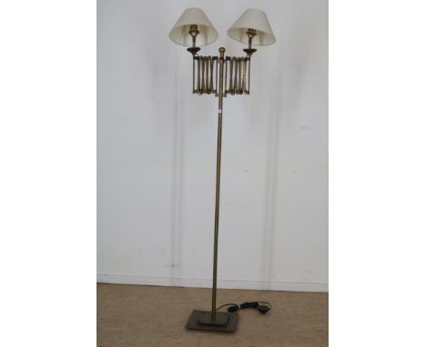   Roodkoperen 2-lichts staande schemerlamp met harmonica  scharnierarmen, h. 164 cm.          