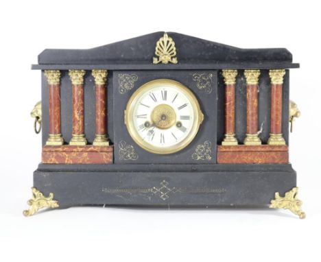   Zwarthouten pendule met emaille wijzerplaat geflankeerd door  pilaren, Frankrijk, h. 33 cm.        Black wood mantel clock 