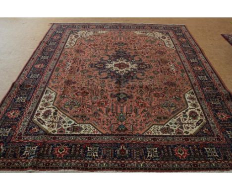   Tapijt, Tabriz 346 x 255 cm.        Tabriz carpet 346 x 255 cm.      