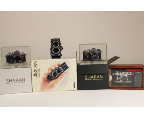   Lot van 4 miniatuur camera's, Minox en Sharan, Pentax, Nikon,  Rolaflex en Leica M3        Combination of Sharan and Minox 