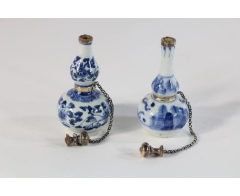   Lot van 2 porseleinen Kangxi kalabas vormige sprenkelaars met  zilveren monturen, China 18e eeuw, h. 12 cm.        2 porcel